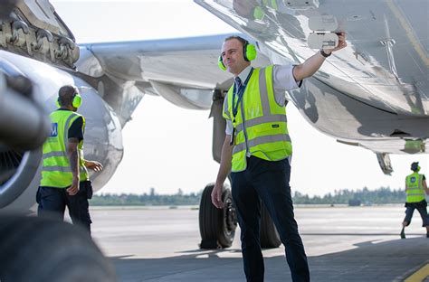  Airport CEO – Kokeile yrittäjyyshaaveitasi lentokenttäyhtiön johdossa!